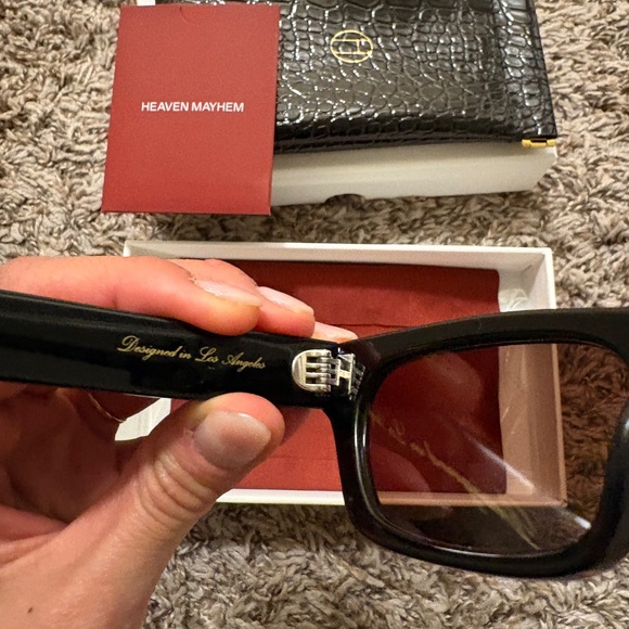 SLOANE BLACK SUNGLASSES - Picture 8 of 11